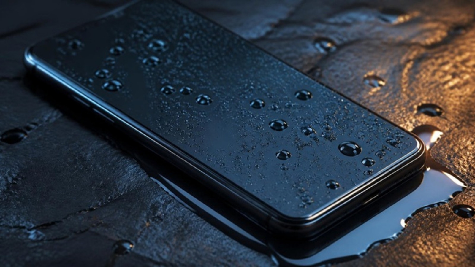 Smartphone mit Wassertropfen auf dunklem Untergrund – Wasserschaden am Handy